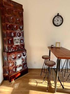 una habitación con una mesa y un reloj en la pared en TOP lokalita u Pražského hradu!, en Praga