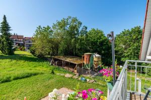 une cour arrière avec un poulailler dans la cour dans l'établissement Schwalbenhof Dreßler und Duss für 4 Personen, à Bad Herrenalb