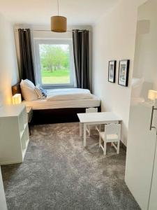 Habitación pequeña con cama y ventana en Exclusive Apartments Harpe 