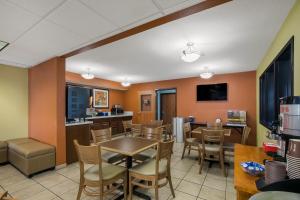een eetkamer met een tafel en stoelen bij Americas Best Value Sandman Inn in La Grande