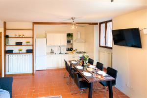 Η κουζίνα ή μικρή κουζίνα στο "Volterra Casa di Charme" with Rooftop Terrace +14 φωτογραφίες