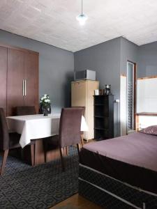 una camera con letto e scrivania e una cucina di Apartamentos IFAT - RJ a Mangaratiba