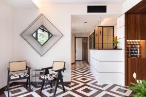 a dining room with a mirror and two chairs at Gargiulo Resort in Sant'Agnello