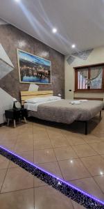 - une chambre avec un grand lit et une lumière violette dans l'établissement Top Apartment Roma 2, à Rome