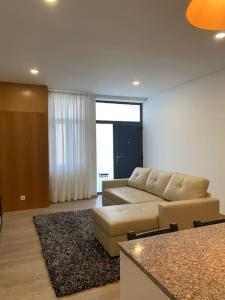 uma sala de estar com um sofá e uma mesa em Apartamento em braga em Braga
