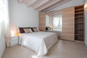 1 dormitorio con 1 cama y armario grande en Loft in Venice - Murano Venier, en Venecia