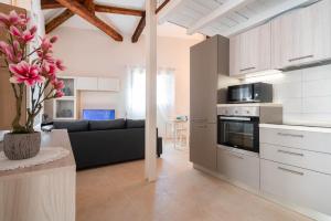cocina y sala de estar con sofá en Loft in Venice - Murano Venier, en Venecia