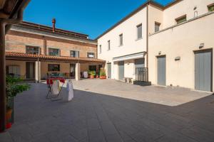 un patio vacío con dos edificios y un cielo azul en Loft in Venice - Murano Venier, en Venecia