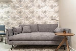 - un canapé dans le salon avec un mur dans l'établissement luxury studio flat, à Jérusalem