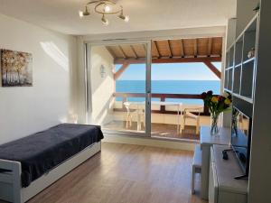 una camera da letto con un letto e vista sull'oceano di BRITANNIA - Studio tout équipé, Vue mer - U95 a Carnac