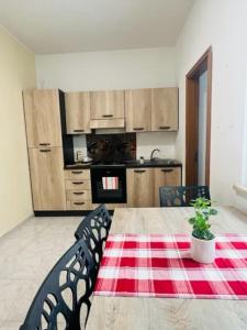 巴列塔的住宿－Casa Sant' Andrea，厨房配有一张桌子和红白的桌布