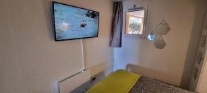 Cette chambre dispose d'une télévision murale. dans l'établissement 2 pièces vue panoramique sur mer et baie de Cannes, à Théoule-sur-Mer