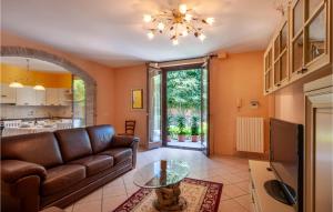 ein Wohnzimmer mit einem Sofa und einem Glastisch in der Unterkunft 2 Bedroom Awesome Home In Potenza Picena in Potenza Picena