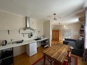 Blankenfeldes muiža في تيرفيتي: مطبخ وغرفة معيشة مع طاولة وأريكة