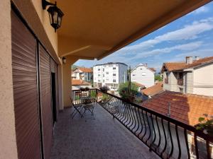 balcón con sillas y vistas a la ciudad en City Park Rooms, en Vranje