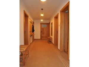 einen Flur in einem Haus mit Flur in der Unterkunft Ferienhaus Spreewaldhof am Wasser "Das Landhaus" in Raddusch