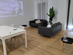 uma sala de estar com um sofá e uma mesa em Luxury apartment in sevilla center em Sevilha