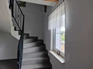 - un escalier dans une maison avec une fenêtre dans l'établissement Ferienwohnung Spreewaldglück, à Burg