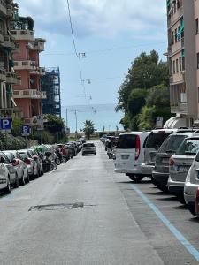 een parkeerplaats met auto's op straat bij Lido Blu in Genua