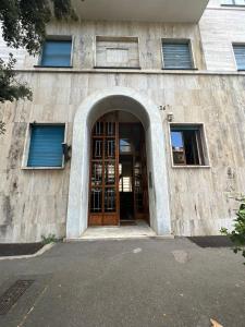 una entrada a un edificio con puerta de madera en Lido Blu en Génova