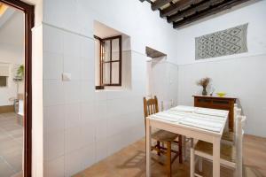 Una cocina y un comedor con mesa y sillas. en Casa Pepa Planta Baja, en Chiclana de la Frontera