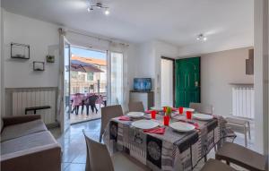 - une salle à manger avec une table et des chaises dans l'établissement 2 Bedroom Beautiful Home In Porto Recanati, à Porto Recanati