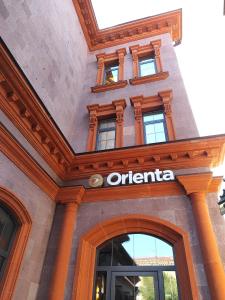 久姆里的住宿－Orienta Hotel Gyumri，办公室大楼的入口,上面有标志
