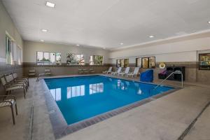 een zwembad in een hotelkamer met stoelen bij Americas Best Value Sandman Inn in La Grande