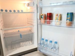 einen offenen Kühlschrank mit Wasserflaschen in der Unterkunft Cosy appartement proche de l'aéroport mohamed 5 in Deroua