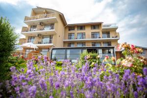 ein Gebäude mit Blumen davor in der Unterkunft Villa Lavanda in Wapnjarka