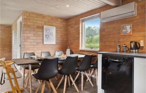 Η κουζίνα ή μικρή κουζίνα στο 3 Bedroom Beautiful Home In Rødby