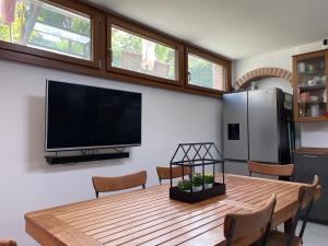 En tv och/eller ett underhållningssystem på in&out apartment