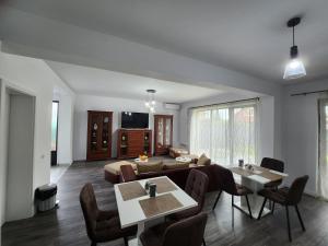 sala de estar con sofá y mesa en Armins's Residence 2 - Villa en Dumbrăviţa