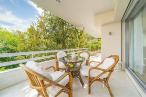 een balkon met stoelen en een tafel en uitzicht bij The HostMaster Luminous Elite Estate in Athene