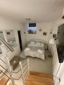 卡普里的住宿－Villa Armonia，一间小卧室,配有一张床和一个楼梯