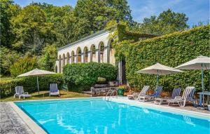 Saint-Martin-des-CombesにあるBeautiful Home In St Martin Des Combes With 6 Bedrooms, Heated Swimming Pool And Wifiの建物の隣にスイミングプール(椅子、パラソル付)