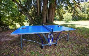 een blauwe tafeltennistafel voor een boom bij Nice Home In St Martin Des Combes With Kitchen in Saint-Martin-des-Combes