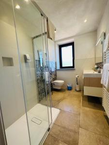La salle de bains est pourvue d'une douche, de toilettes et d'un lavabo. dans l'établissement Cascina Malinverni, à Rocchetta Palafea