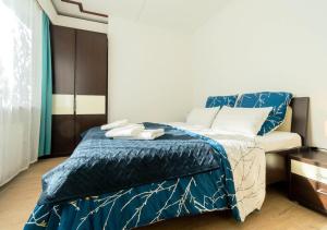 Schlafzimmer mit einem Bett mit blauer Bettwäsche und weißen Kissen in der Unterkunft Alter Ziegelhof, Terrasse, WLAN, bis zu 9 Personen in Vechta
