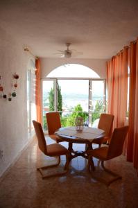a dining room with a table and chairs and a window at CHALET INDEPENDIENTE COn VISTAS AL MAR in Peniscola