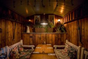 Whickham的住宿－The Nest At The Woodmans Arms，一间带木桌和椅子的用餐室