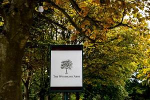 Whickham的住宿－The Nest At The Woodmans Arms，公园里的一个树上的一个标志