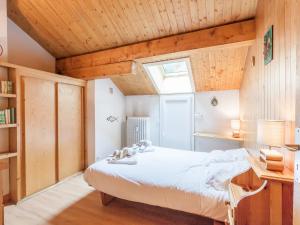 - une chambre avec un lit dans une pièce dotée de murs en bois dans l'établissement Appartement Méribel, 2 pièces, 6 personnes - FR-1-411-863, à Les Allues