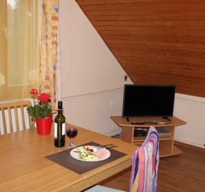 Televízia a/alebo spoločenská miestnosť v ubytovaní Apartment in Balatonkeresztur 36546