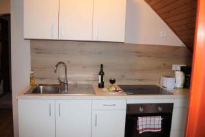Kuchyňa alebo kuchynka v ubytovaní Apartment in Balatonkeresztur 36546