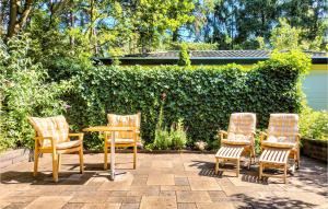 een groep stoelen en een tafel in een tuin bij Cozy Home In Vorden With Kitchen in Vorden