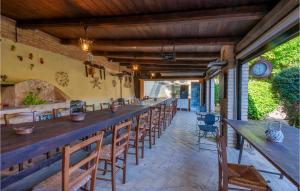 eine große Bar mit Stühlen und einem langen Tisch in der Unterkunft Awesome Home In Montefiore Dellaso With Jacuzzi in Montefiore dellʼAso