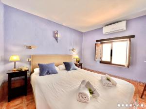 um quarto com uma cama grande e toalhas em VH CostaBlanca - APARTAMENTO RIVIERA em Moraira