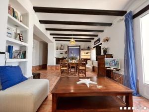 uma sala de estar com uma mesa e uma sala de jantar em VH CostaBlanca - APARTAMENTO RIVIERA em Moraira