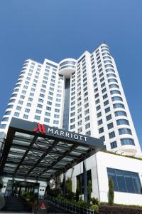 een groot wit gebouw met een Marriott bord voor bij Istanbul Marriott Hotel Pendik in Istanbul